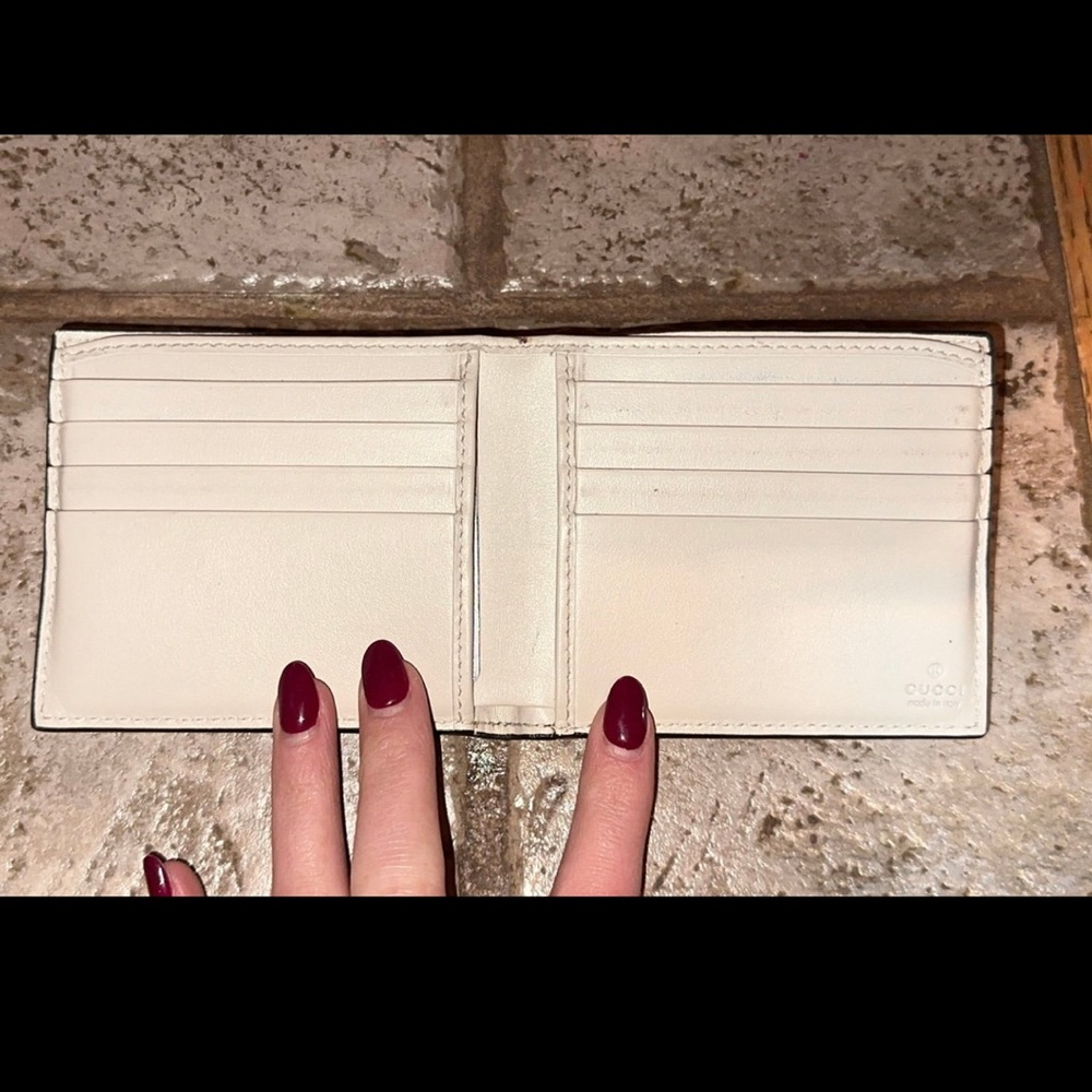 Gucci Embossed Cream Wallet - Picture 5 of 5
